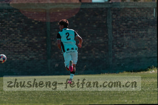 足球比赛中球员争顶的剪影，动态模糊